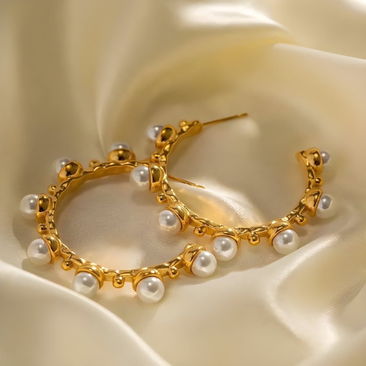 GOLDEN HOOP EARRINGS WITH PEARLS