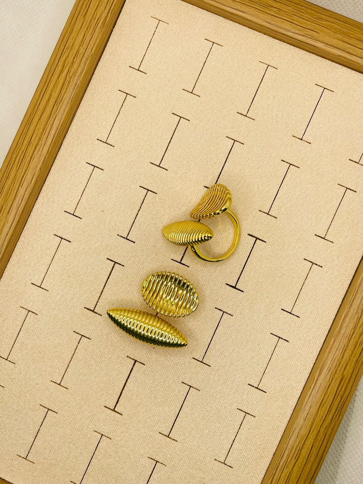 ✨ Anillo Dorado Texturizado – Elegancia Que Merecen Tus Dedos✨