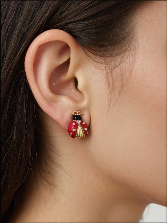 🐞✨ ARETES MARIQUITA ROJAS CON DORADO Y PIEDRAS BLANCAS – INSECTS COLLECTION ✨🐞